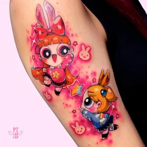 татуировка на руке с изображением Блэйдс и Бабблз из Powerpuff Girls, стиль акварель