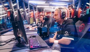 Фотография киберспортсмена Yatoro в кресле Secretlab, в наушниках, смотрящего на монитор во время тренировки или матча по Dota 2