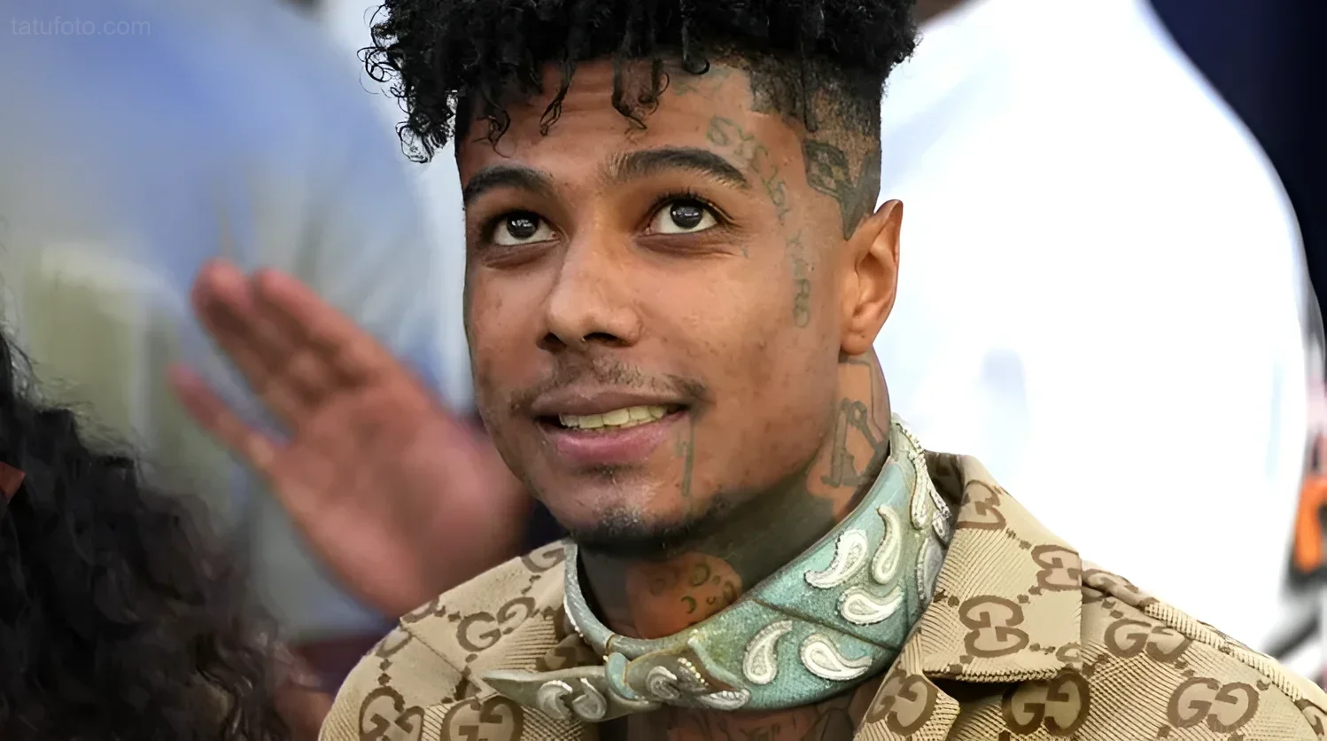 Портрет рэпера Blueface на матче NFL, видны татуировки на лице и шее, Gucci костюм