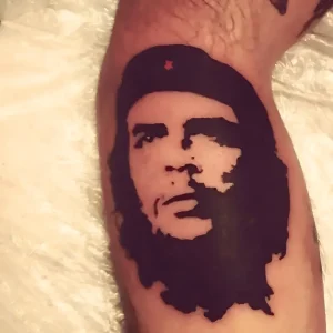 Татуировка с изображением лица революционера Эрнесто Че Гевары в стиле stencil на руке