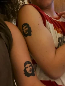 Фотография двух рук с татуировками портрета Че Гевары в стиле stencil, сделанная в честь дня Эрнесто Че Гевары 14 июня