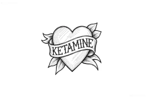 Черно-белый эскиз татуировки: сердце с лентой, на которой написано KETAMINE, выполненный в стиле американского традишнла