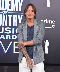 Фотография Кайта Урбана на премии Academy of Country Music, где он демонстрирует татуировку на левой руке в стиле маори