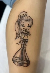 Черно-белая татуировка популярной куклы Bratz в стиле дотворк на предплечье, выполненная с использованием техники точечной штриховки
