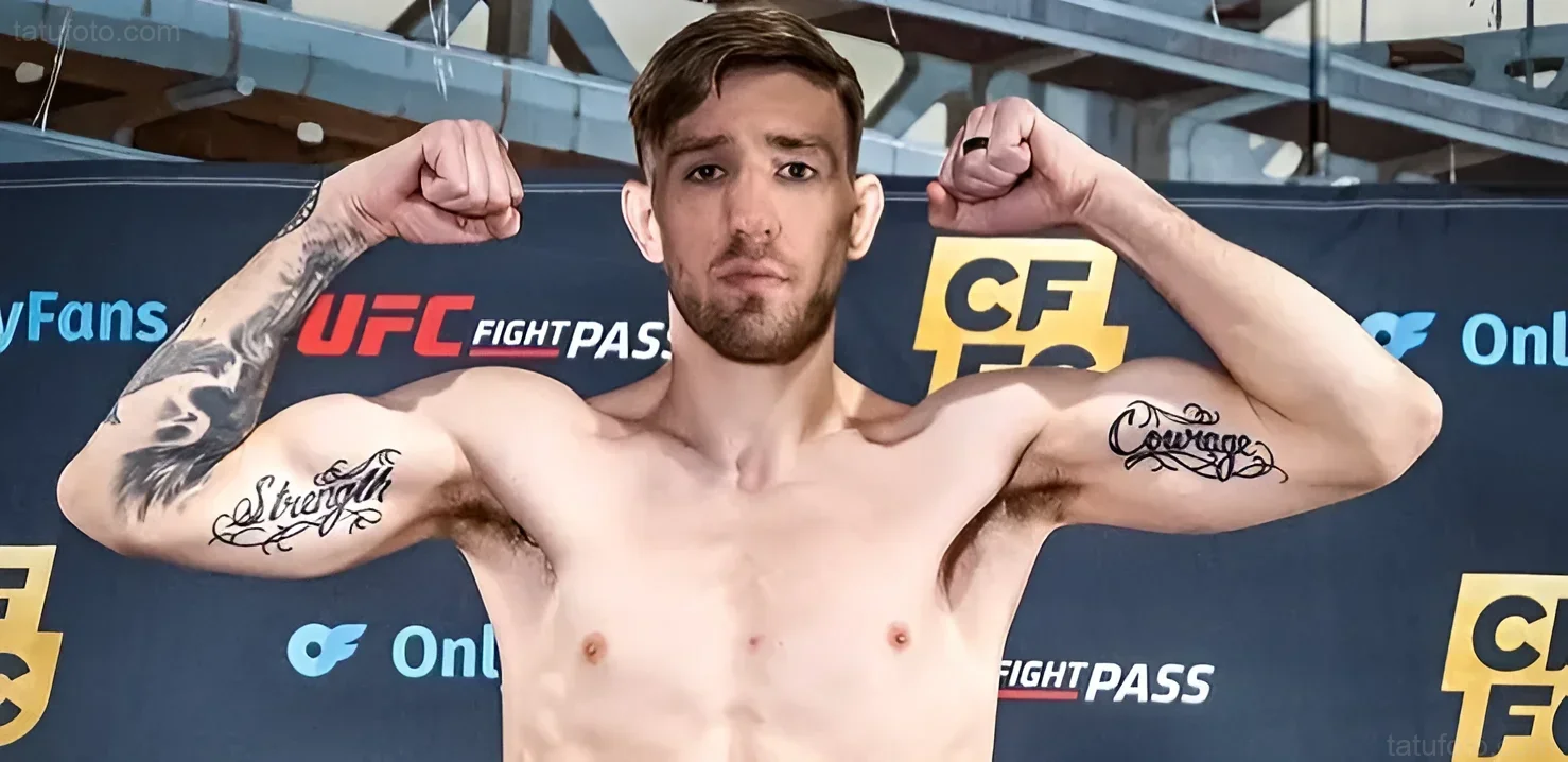 Боец UFC Кайл Даокаус демонстрирует накачанные мышцы на взвешивании, на бицепсах видны татуировки с надписями Strength и Courage