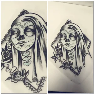 Два варианта черно-белого эскиза татуировки: женский образ в стиле Sugar Skull с закрытыми глазами, венец и розы