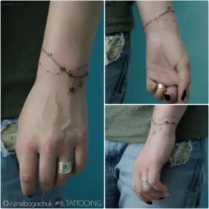 Коллаж из трех фотографий, демонстрирующих тонкую татуировку в виде браслета на женском запястье. Рисунок выполнен в технике дотворк и включает цепочку, подвески с луной и звездой, а также надпись.