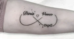 Черно-белая татуировка на предплечье: имена Dinis и Vasco, соединенные линией бесконечности, украшенной сердечками и звездочками