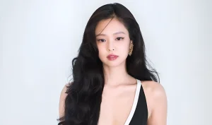 Портрет Дженни из BLACKPINK с длинными волнистыми волосами в черном топе на белом фоне
