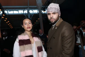 Фотография Jada Wallace и Chris Brown на красной дорожке, где они позируют в стильных зимних нарядах