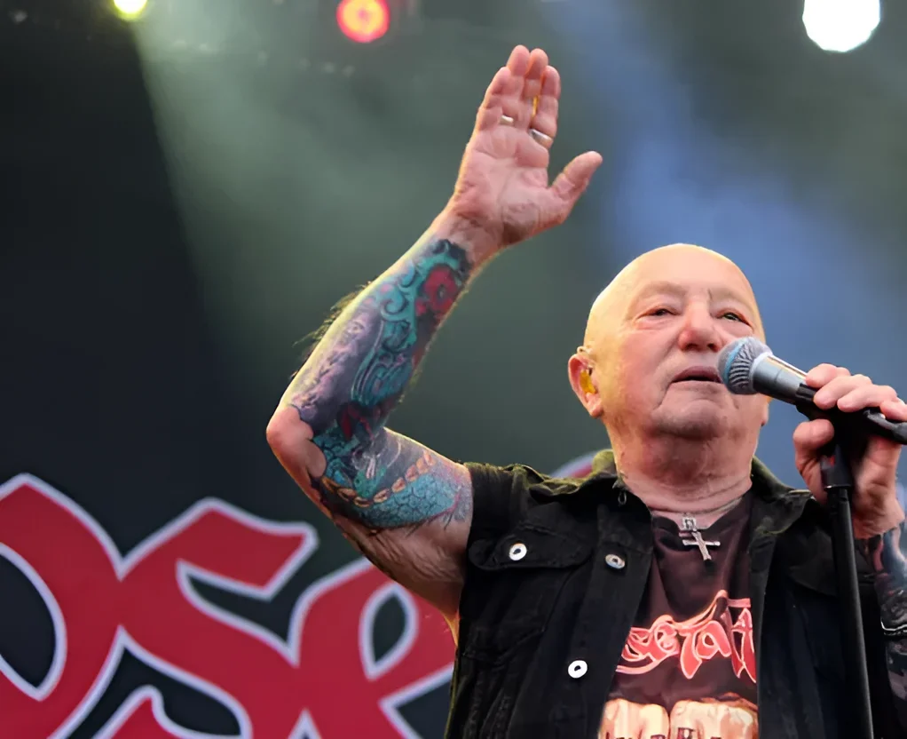 Angry Anderson на сцене Skogsröjet: татуировка-сleeve вокалиста Rose Tattoo на прощальном концерте 28.09.2026 13:48:37