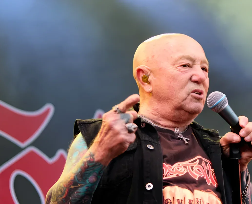 Angry Anderson на сцене Skogsröjet: татуированное предплечье и микрофон в момент прощального выступления Rose Tattoo 28.09.2026 13:48:36