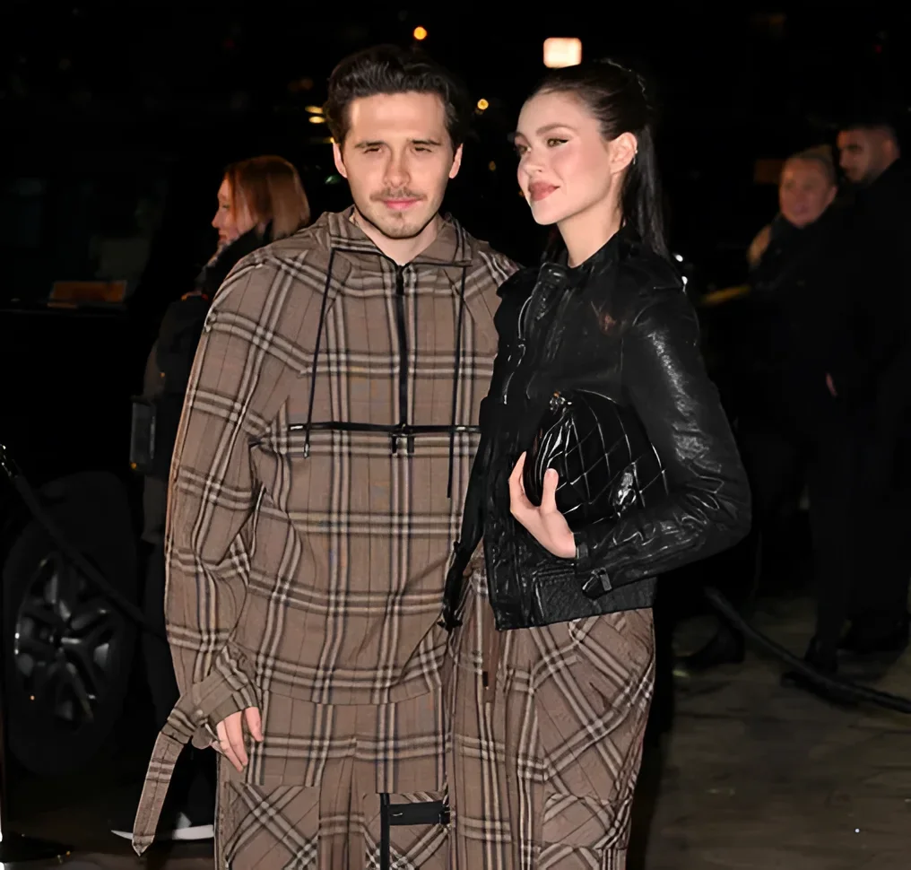 Бруклин Бекхэм в оверсайз-костюме Burberry в клетку и Николла Пельтц в чёрной кожаной куртке с лаковой сумочкой на ночном выходе из ресторана