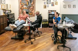 Тату-мастера наносят работы клиентам в студии Workhorse Tattoo, открытой экс-футболистом Шоном Риггом в бывшем пабе в Струде