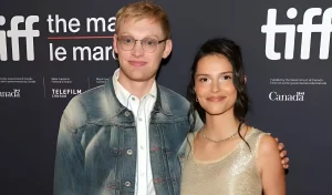 Актёры Микаэль Джонстон и Инде Наварретт позируют на фоне логотипов TIFF и Canada во время Торонтского кинофестиваля в рамках показа фильма Obsession