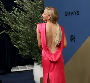 Сара Мишель Геллар на красной дорожке 78-й премии Emmy 2026 в розовом платье Versace с глубоким вырезом на спине, демонстрирующем маленькую татуировку-звёздочку на нижней части поясницы