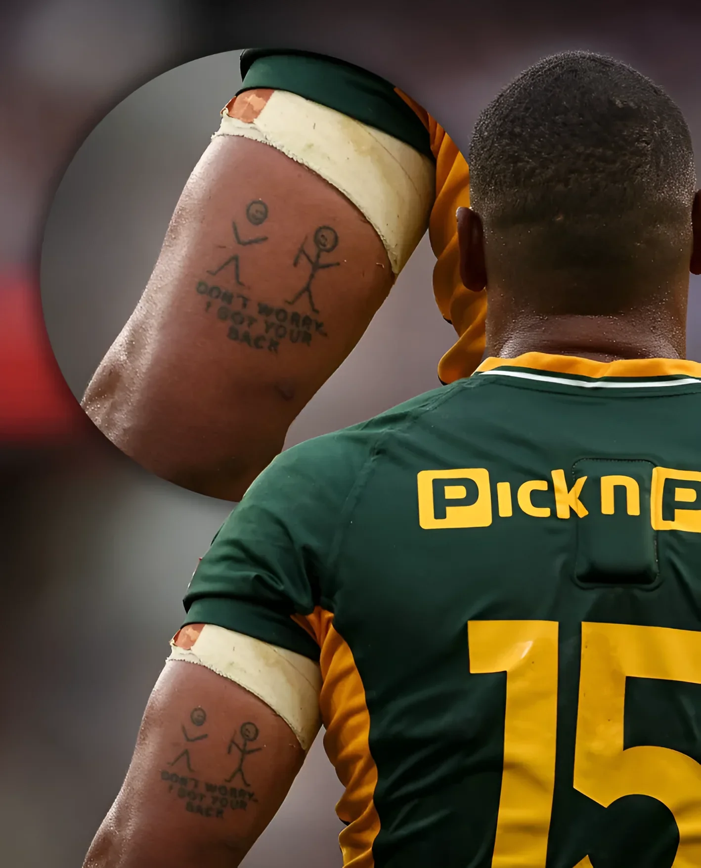 Вид сзади на регбиста Дамиана Виллемсе в зелёно-жёлтой форме Springboks с номером 15 и логотипом Pick n Pay; на левом плече татуировка с двумя палочными человечками и надписью DON'T WORRY, I GOT YOUR BACK, рядом увеличенный круглый кадр с деталями тату