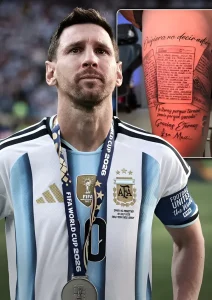 Лионель Месси в форме сборной Аргентины с медалью FIFA World Cup 2026 на шее; в правой врезке крупным планом — бедро фаната с татуировкой: рукописное прощальное письмо Месси в стиле lettering с подписью Gracias Eternas Leo Messi