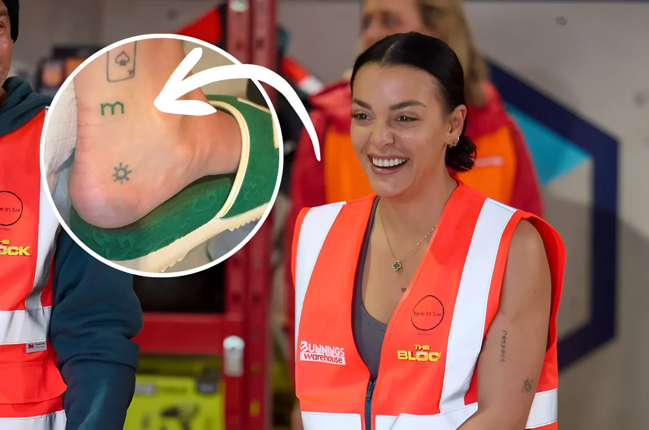 Улыбающаяся Тайла из The Block в оранжевом жилете Bunnings Warehouse; в круглой врезке крупным планом лодыжка со свежей татуировкой логотипа Domain, буквой m и символом солнца, на которую указывает белая стрелка