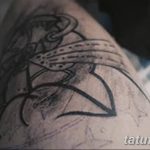Фото эскиза татуировки, нанесенного на кожу, демонстрирующее подготовку к процессу нанесения рисунка.
