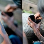 Фото, демонстрирующее традиционный процесс нанесения татуировки с использованием ручных инструментов и натуральных пигментов.