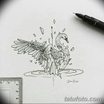 Эскиз татуировки лебедя, выполненный в геометрическом стиле с использованием треугольников и линий, изображенного на воде.