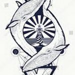 Черно-белое фото эскиза татуировки с изображением двух дельфинов, прыгающих на фоне заката, заключенных в ромбовидную геометрическую рамку. Рисунок выполнен в стиле графика.