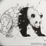 Черно-белое фото тату панды, выполненного в стиле геометрии и полигонального искусства. Изображение сочетает реалистичное изображение головы и абстрактную геометрическую форму тела.