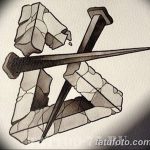 Эскиз татуировки с изображением молота, разбивающего камень. Реалистичный рисунок, символизирующий силу, разрушение и преодоление препятствий.