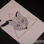 Черно-белый эскиз татуировки лисы, помещенной в треугольник. Лиса выполнена в геометрическом стиле, с использованием множества линий и углов.