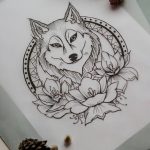 Красивый эскиз татуировки волка, окруженного нежными цветами. Идеально подходит для девушек, желающих сочетать силу и красоту в своем тату.