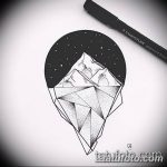 Эскиз татуировки гор, выполненный в минималистичном стиле с использованием геометрических фигур и точечной техники. Сочетание линий и точек создает эффект объема и глубины.