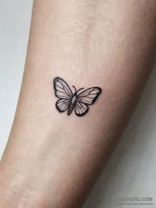 Tattoo sketch a small, subtle symbol on the r... - эскиз тату (№1753777954_0, 29.07.2025 08:32) — Tatufoto.com
