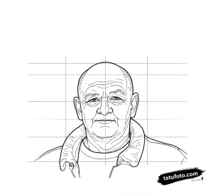 Эскиз татуировки реалистичного портрета мужчины в стиле графика, с внимательным взглядом и морщинами, отражающими жизненный опыт.