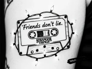 эскиз для тату с надписью friends don’t liе, кассе - Квин +Надписи - минимализм - чёрно-белая [d902eb]