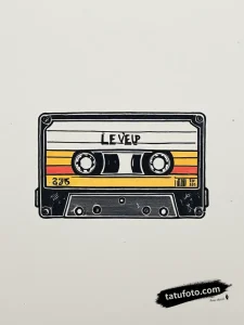 Тату-эскиз кассеты "Level Up Mix Tape" в стиле неотрадишнл с жирными контурами
