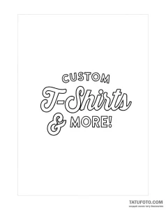 Эскиз татуировки надписью "Custom T-Shirts & More" в винтажном стиле, выполненный черными контурами.