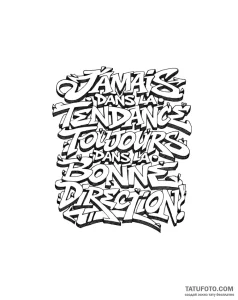 Эскиз татуировки в стиле граффити с французской надписью "Jamais dans la tendance, toujours dans la bonne direction!"