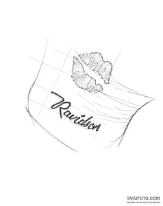 Эскиз татуировки: женский поцелуй с губами и имя 'Ravidson' в каллиграфическом стиле, выполненный в графической технике.