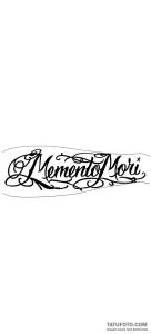 Эскиз татуировки 'Memento Mori' в элегантной каллиграфической надписи с витиеватыми узорами.