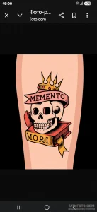 Эскиз татуировки черепа с короной, лентами "Memento Mori" и книгой в стиле неотрадишнл
